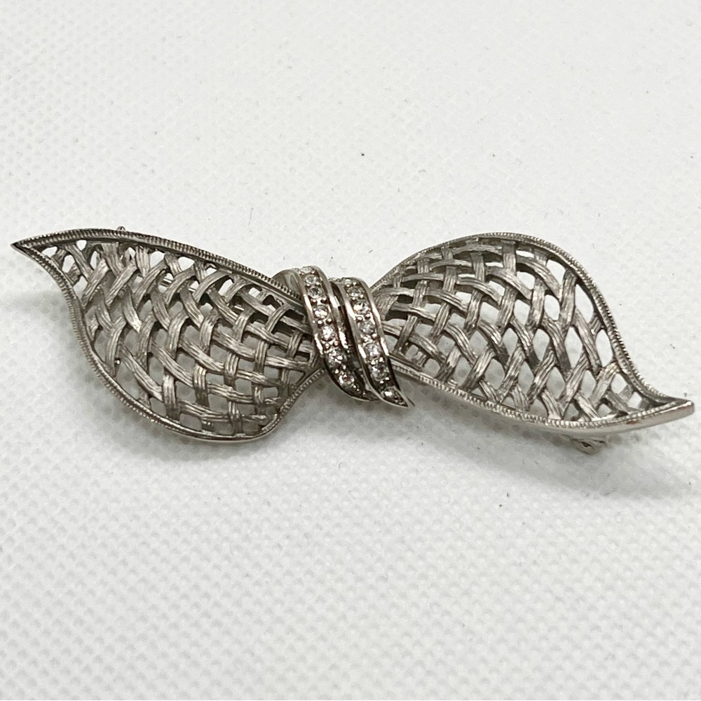 Vintage Silver tone Crystal Rhinestones Waved Bow Ribbon Brooch Pin Beautiful